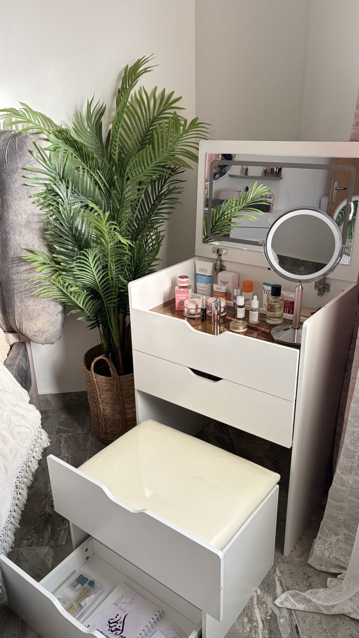 ⁦مكتب مكياج مع اضائة⁩ - الصورة ⁦2⁩